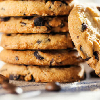Handvoll Mini Cookies zum Snacken unterwegs